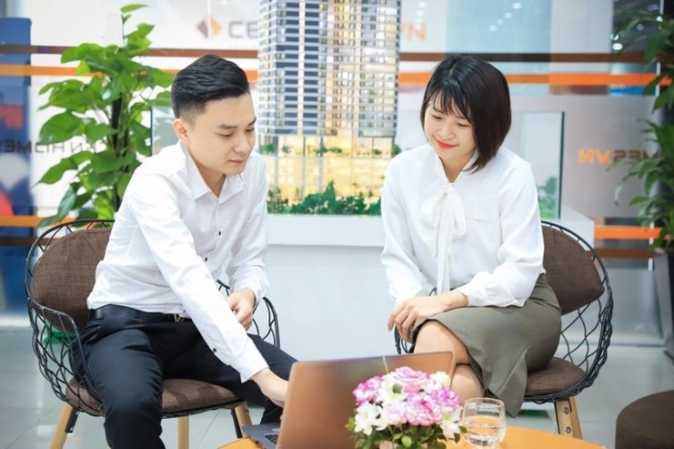 Hình ảnh chuyên viên Thiên Khôi đang hướng dẫn người mới trong chương trình đào tạo môi giới bất động sản. Người tham gia được kèm cặp, học thực tế và có lộ trình rõ ràng ngay từ những ngày đầu.