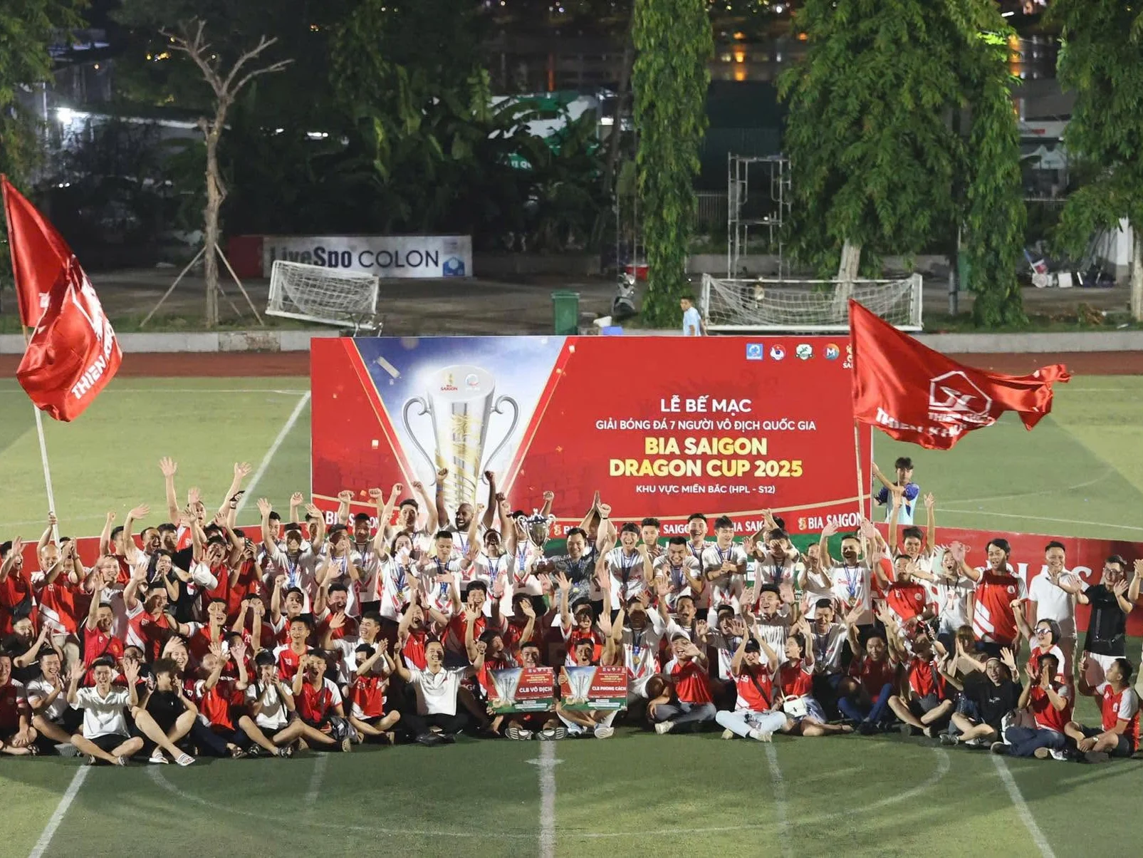 Lễ bế mạc giải bóng đá 7 người Bia Sài Gòn Dragon Cup miền Bắc.