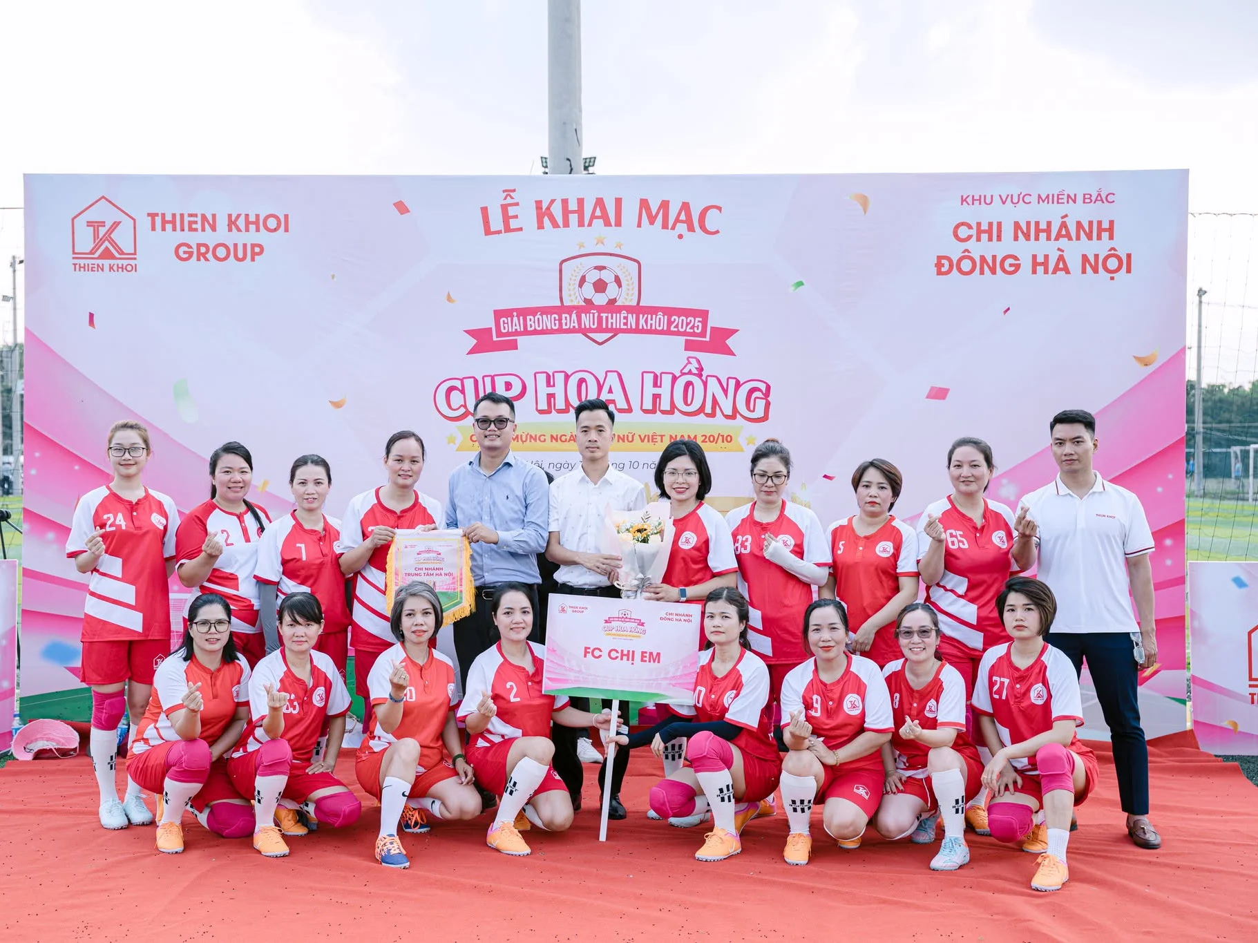 Lễ khai mạc giải bóng đá nữ thường niên Cup Hoa Hồng của tập đoàn Thiên Khôi.
