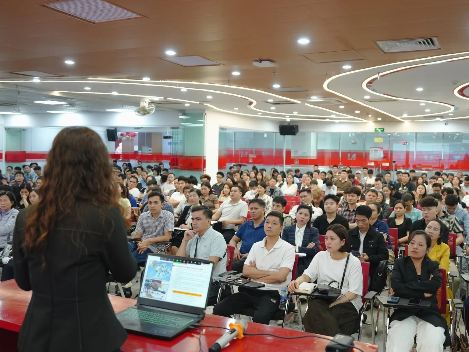 Hình ảnh học viên trong một buổi đào tạo của tập đoàn Thiên Khôi.
