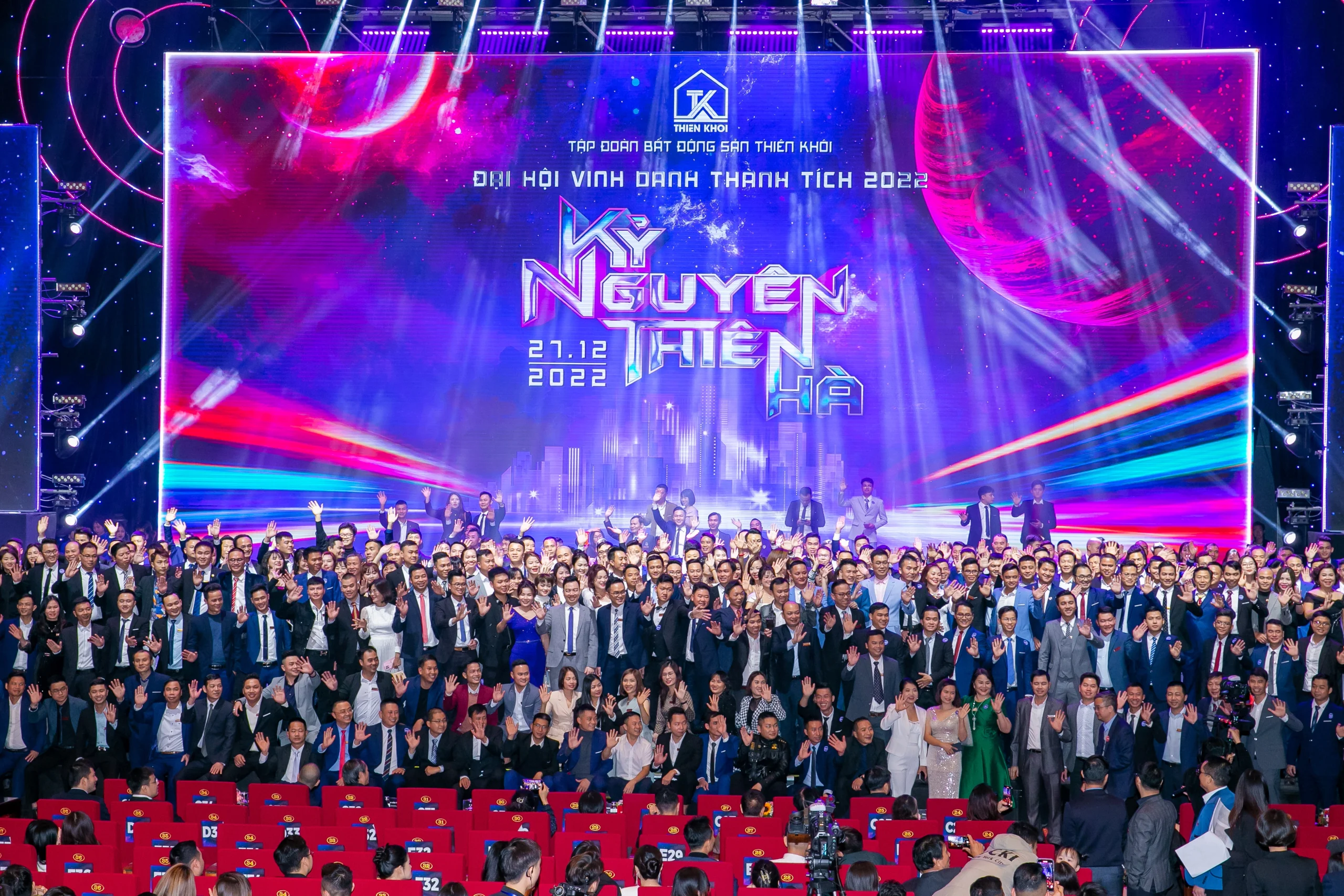 Đại hội Vinh danh Thành tích Thiên Khôi Đại hội Vinh danh Thành tích Thiên Khôi quy tụ hàng trăm chuyên viên môi giới bất động sản, thể hiện văn hóa ghi nhận thành tích và môi trường làm việc chuyên nghiệp.